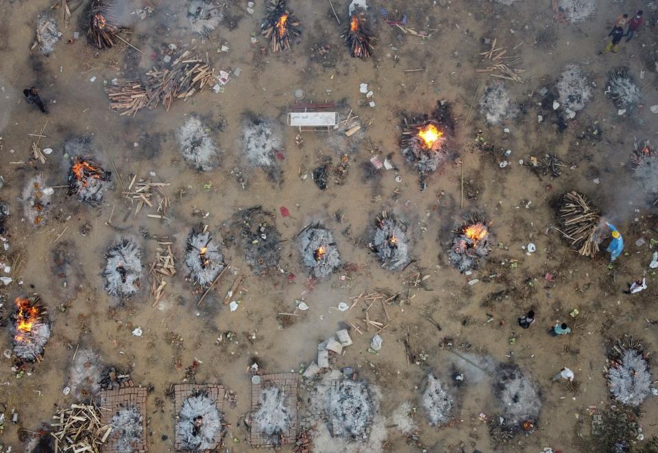 Szene der Einäscherung der Leichen von Opfern, die an der Coronavirus-Krankheit (Covid-19) gestorben sind, in einem Krematorium in Neu-Delhi, Indien, 22. April 2021. Foto aufgenommen von einer Drohne.  REUTERS / Dänische Siddiqui