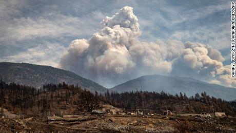 Das am 30. Juni durch die Buschfeuer von Leighton Creek zerstörte Eigentum wird als Pyrokumuluswolke, auch als Feuerwolke bekannt, angesehen, die durch die gleichen Brände verursacht wurde, die am Sonntag, den 15. August 2021, in den Bergen oberhalb von Lytton, British Columbia, aufkamen. 