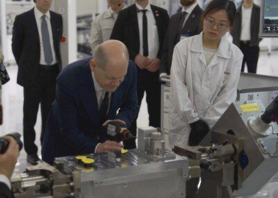 Bundeskanzler Olaf Scholz war am 14. April Zeuge der Montage von Wasserstoffantriebseinheiten bei Bosch Hydrogen Powertrain Systems (Chongqing) Co Ltd.  (Foto/Kenny Dong)