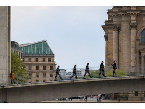 Robert Habeck, deutscher Wirtschaftsminister, Mitte, überquert nach einer Pressekonferenz in Berlin, Deutschland, am Mittwoch, 24. April 2024, eine Brücke zwischen Regierungsgebäuden. Die deutsche Geschäftsstimmung verbesserte sich auf den höchsten Stand seit einem Jahr – was die jüngsten Anzeichen dafür, dass Europa dies tun wird, verstärkt genesen.  Die größte Volkswirtschaft geht aus zwei Jahren des Kampfes hervor.