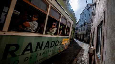 Menschen, die in Lissabon mit der Straßenbahn fahren,