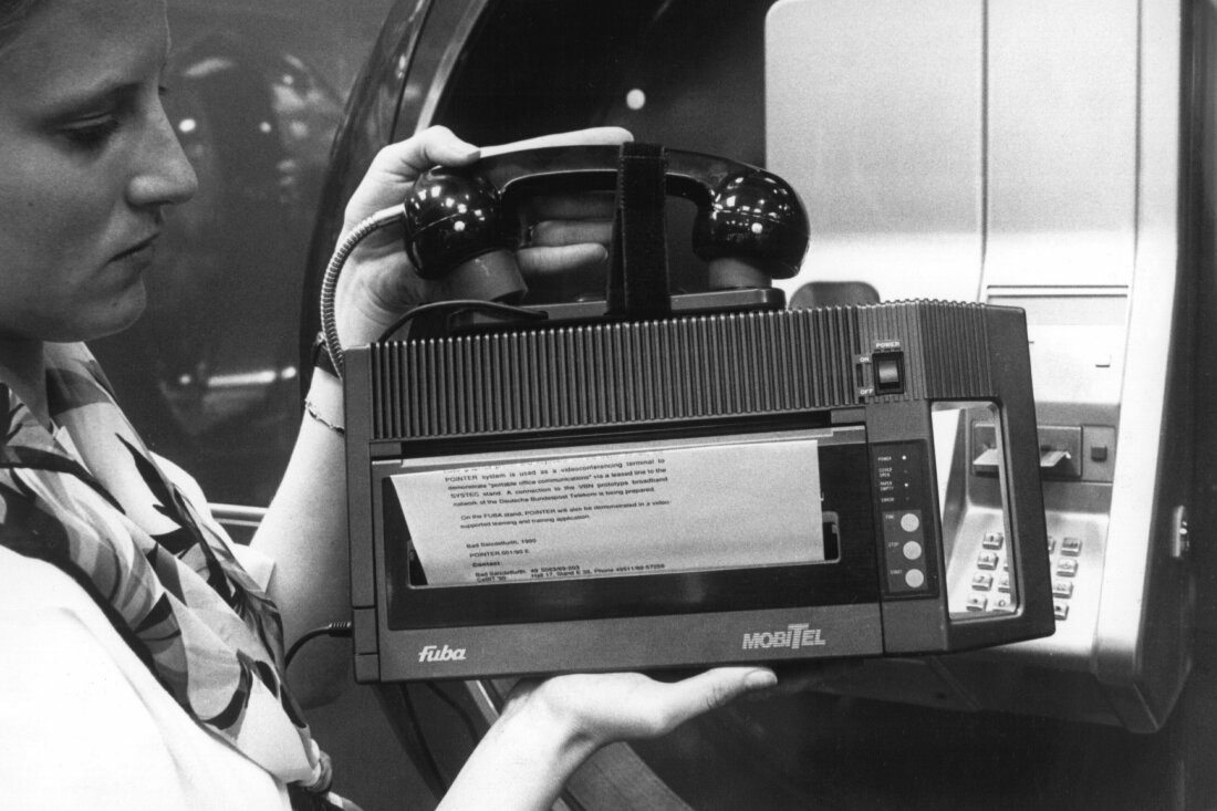 Auf der Technologiemesse Cebit in Hannover am 24. März 1990 wird ein tragbares Faxgerät gezeigt, das 3 Kilogramm wiegt und über Audiokoppler an jedes Telefon angeschlossen werden kann.