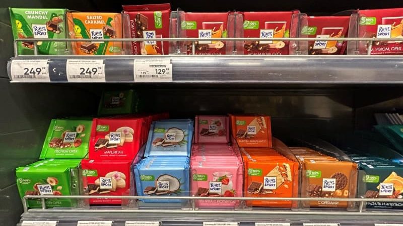 Bars from the Baden-Württemberg chocolate manufacturer Ritter Sport lie on the shelves of a supermarket chain. Ulf Mauder/dpa