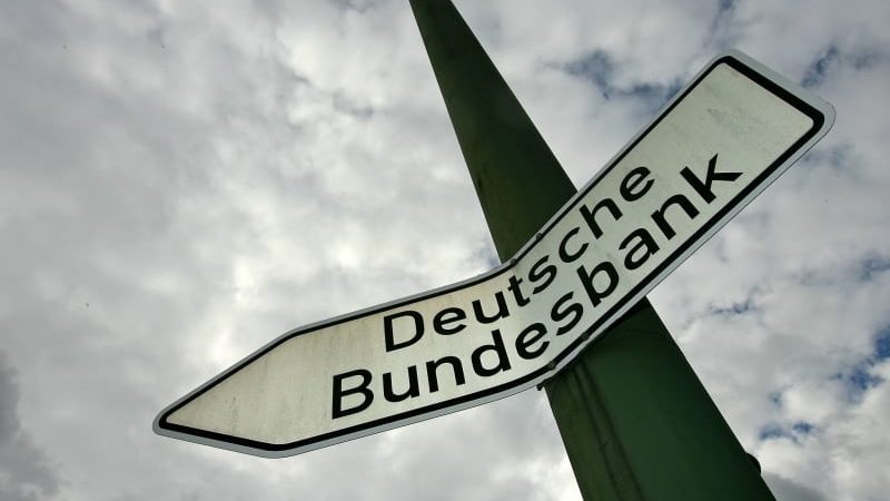 A sign in Frankfurt am Main points to the headquarters of the German Bundesbank. Marius Becker/dpa