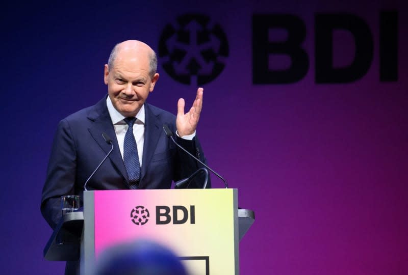 Bundeskanzler Olaf Scholz spricht beim Tag der Deutschen Industrie 2024 des Bundesverbandes der Deutschen Industrie (BDI).  Unter dem Motto findet in diesem Jahr die zweitägige Zukunftskonferenz des BDI mit Vertretern aus Wirtschaft, Politik, Wissenschaft und Gesellschaft statt "Zusammenhalt in polarisierten Welten".  Bernd von Gurchenka/DPA