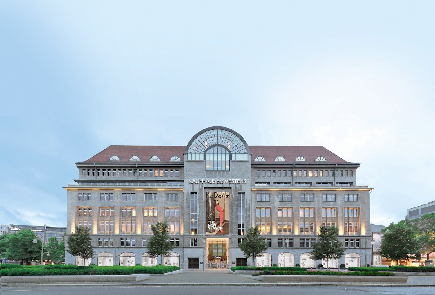 Das Kaufhaus des Westens (KaDeWe), Deutschlands führendes Luxuskaufhaus, wurde im März 1907 in Berlin eröffnet.  Das Geschäft wurde durch Bombenangriffe der Alliierten im Zweiten Weltkrieg schwer beschädigt und 1943 geschlossen. Zwei Stockwerke wurden 1950 wiedereröffnet und ein kompletter Umbau aller sieben Stockwerke wurde 1956 abgeschlossen.