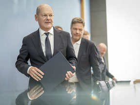 Bundeskanzler Olaf Scholz, links, gefolgt von Bundeswirtschafts- und Klimaschutzminister Robert Habeck, verlässt das Land nach einer Pressekonferenz zum Haushalt 2025 am Freitag, 5. Juli 2024, in Berlin. Die Koalitionsparteien einigten sich auf den Haushaltsentwurf.