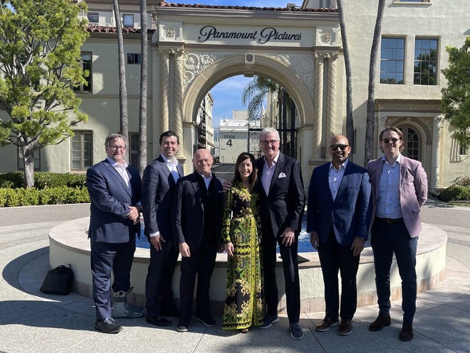 Gouverneur Phil Murphy und First Lady Tammy Murphy, Mitte, vor den Paramount Pictures Studios Anfang des Jahres während einer Reise nach Kalifornien, um für New Jersey als guten Standort für die Filmindustrie zu werben, um Geschäfte zu machen.