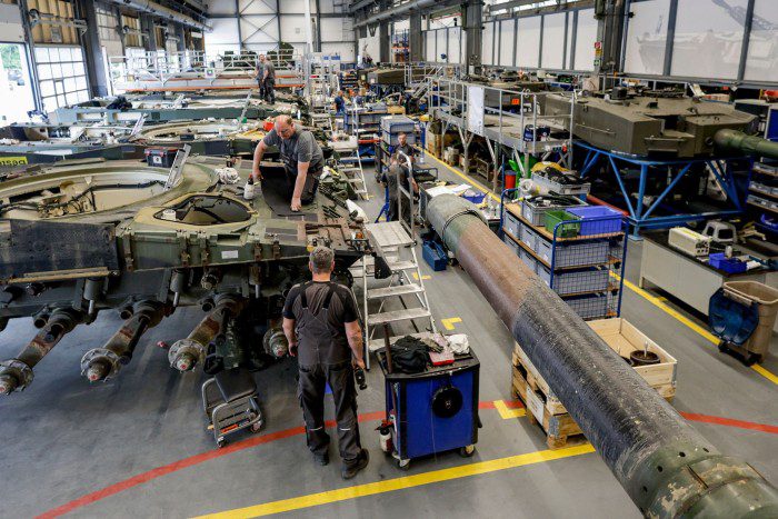 Rheinmetall-Techniker montieren einen Leopard-Kampfpanzer